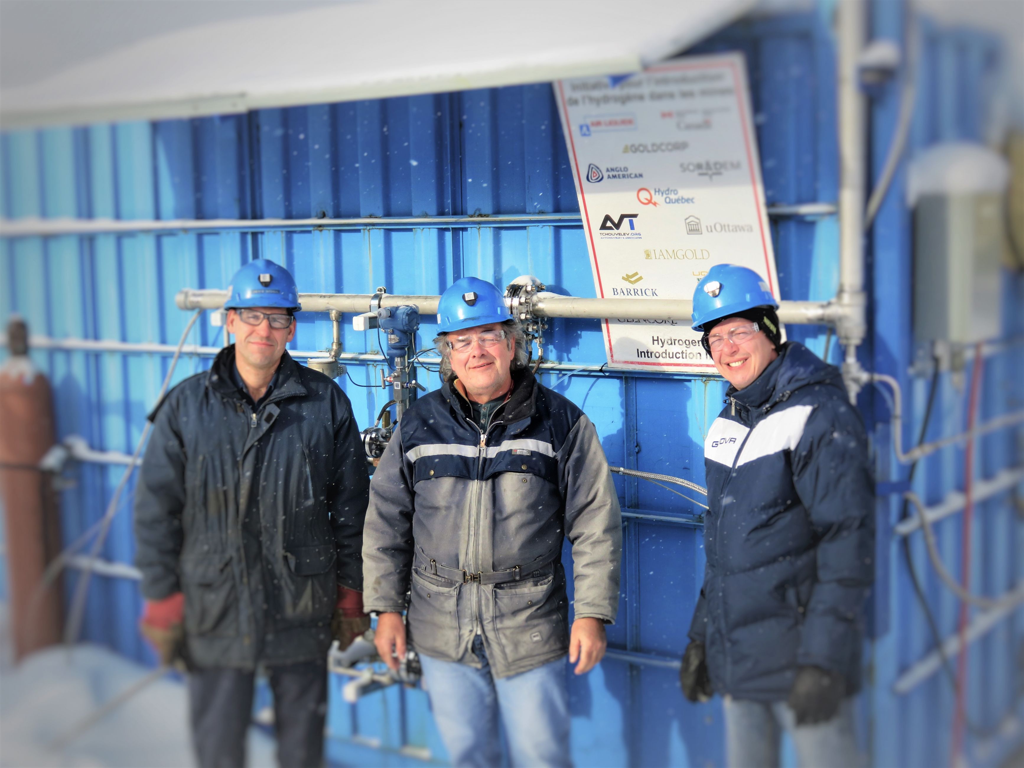 Des membres de l’équipe de recherche devant la chambre d’essais sur l’hydrogène à Val d’Or, au Québec.